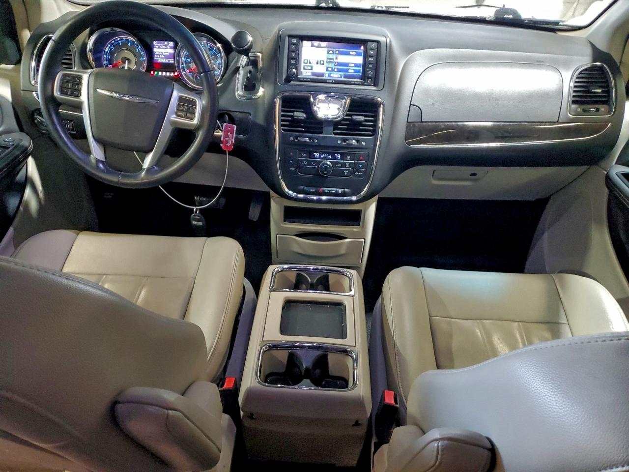 2013 CHRYSLER TOWN & COUNTRY TOURING photo 8