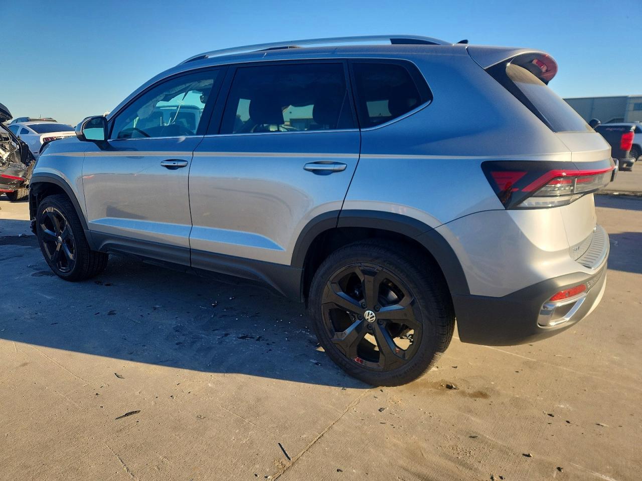 2025 VOLKSWAGEN TAOS SEL photo 4