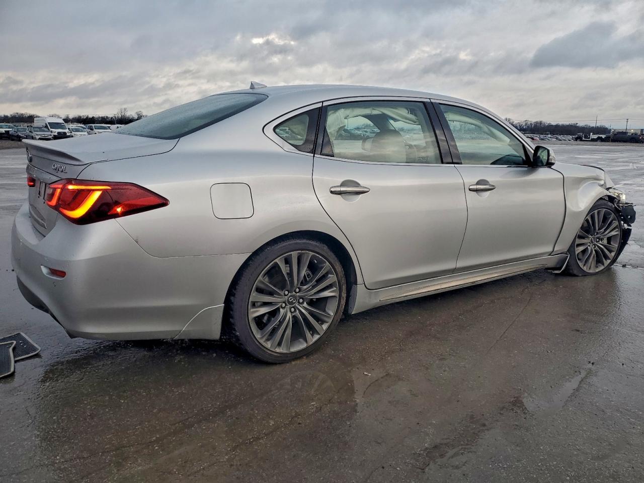 2018 INFINITI Q70L 3.7 LUXE photo 3
