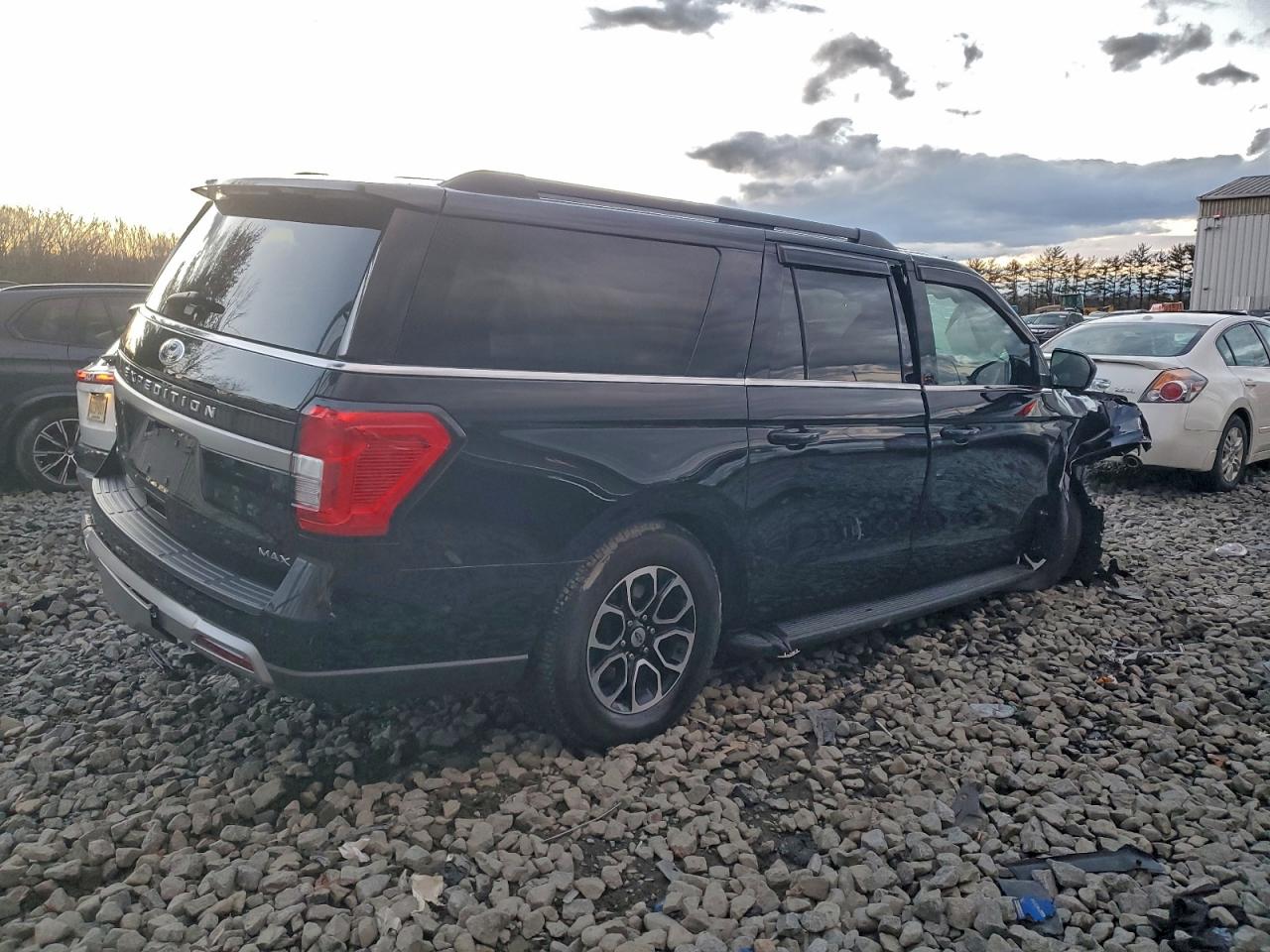 2024 FORD EXPEDITION MAX XLT photo 3