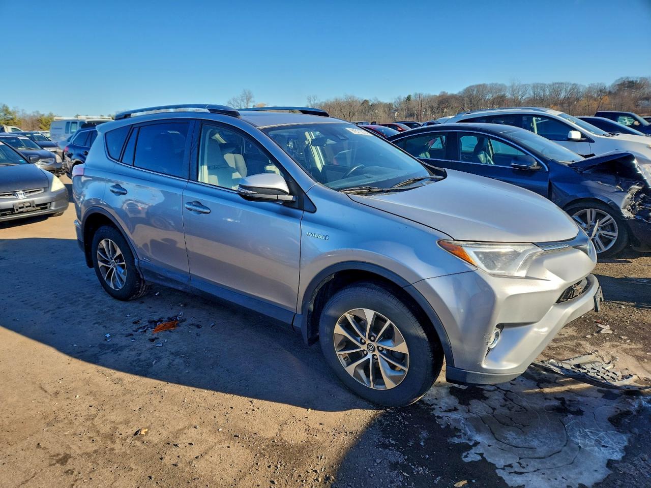 2017 TOYOTA RAV4 HV LE photo 4