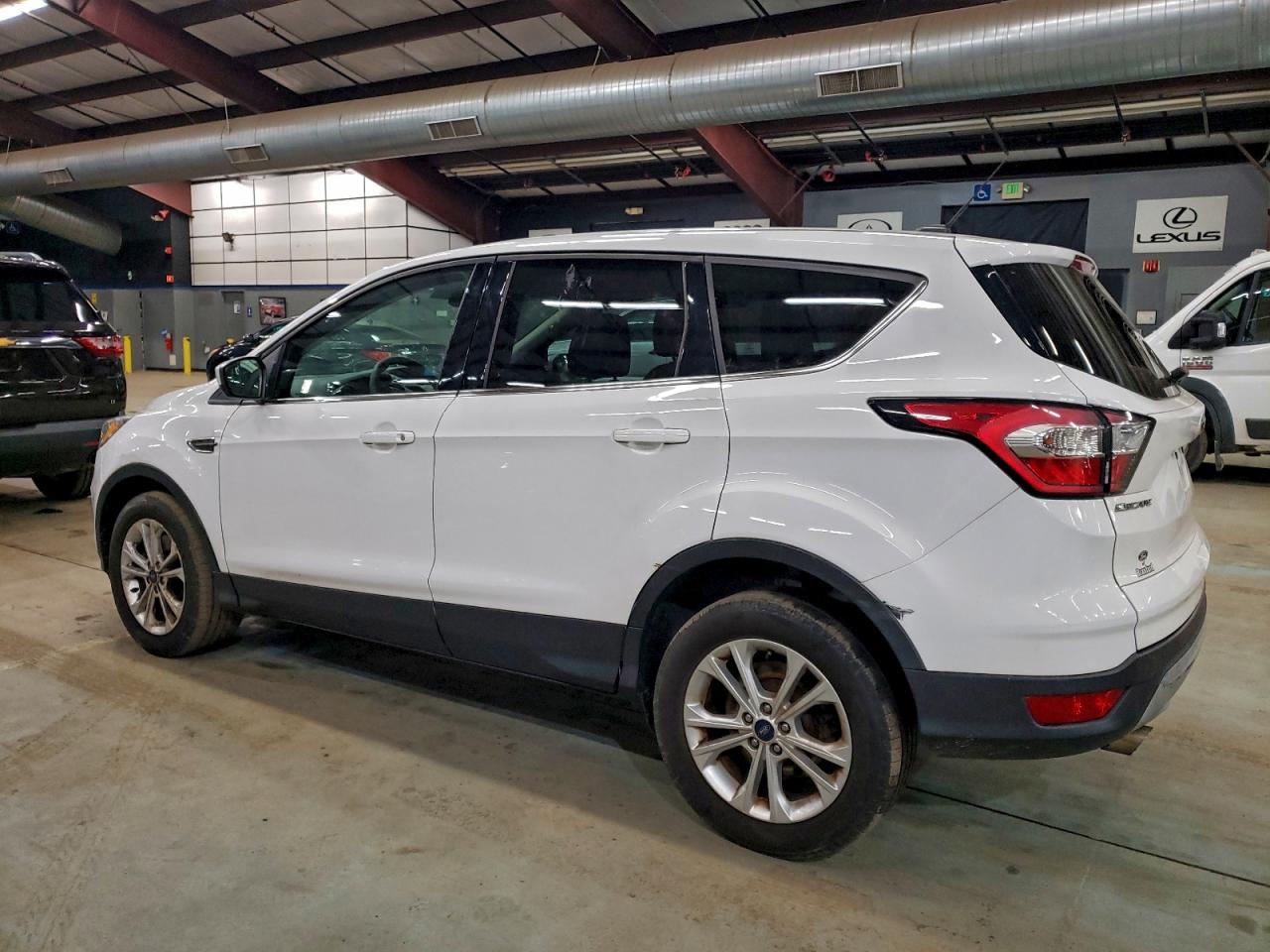 2017 FORD ESCAPE SE photo 2