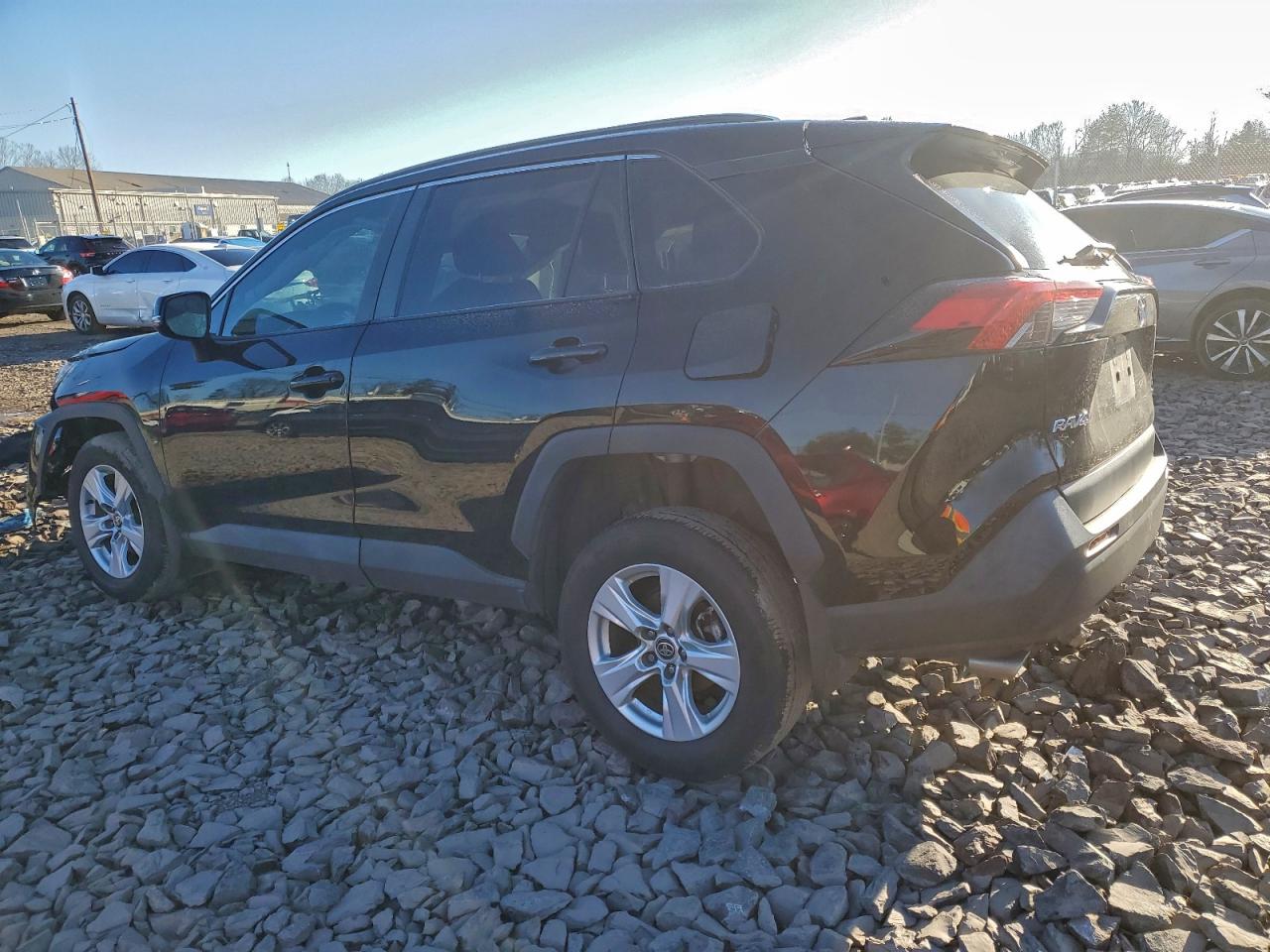 2021 TOYOTA RAV4 XLE photo 2