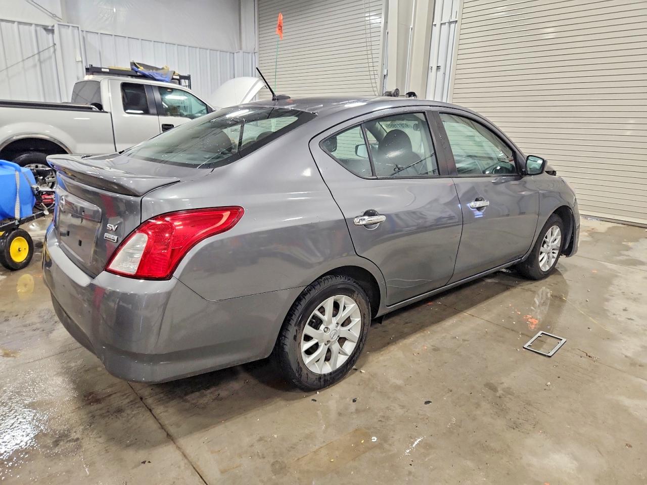2018 NISSAN VERSA SV photo 5
