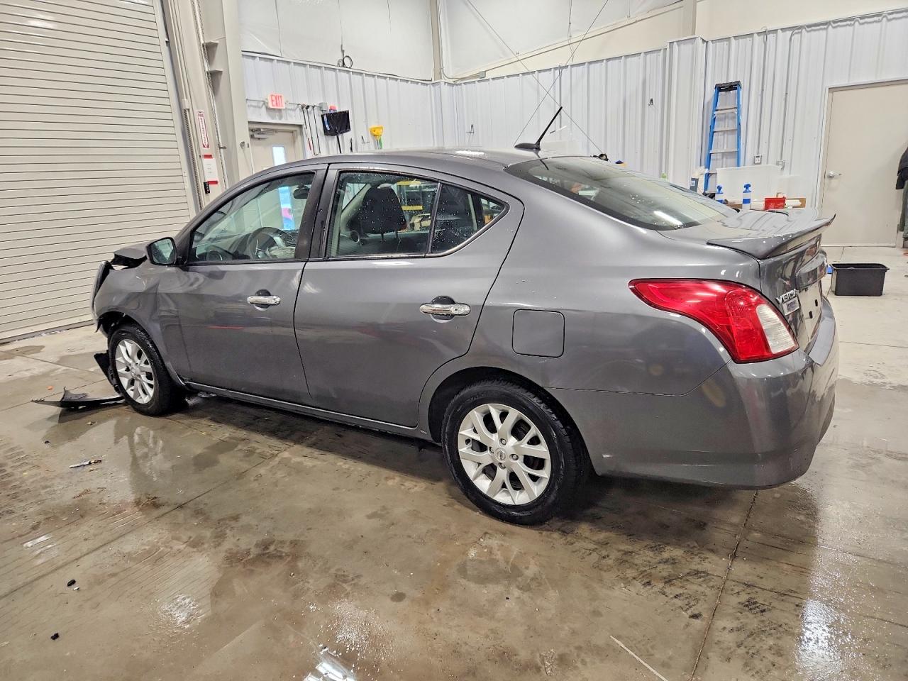 2018 NISSAN VERSA SV photo 3