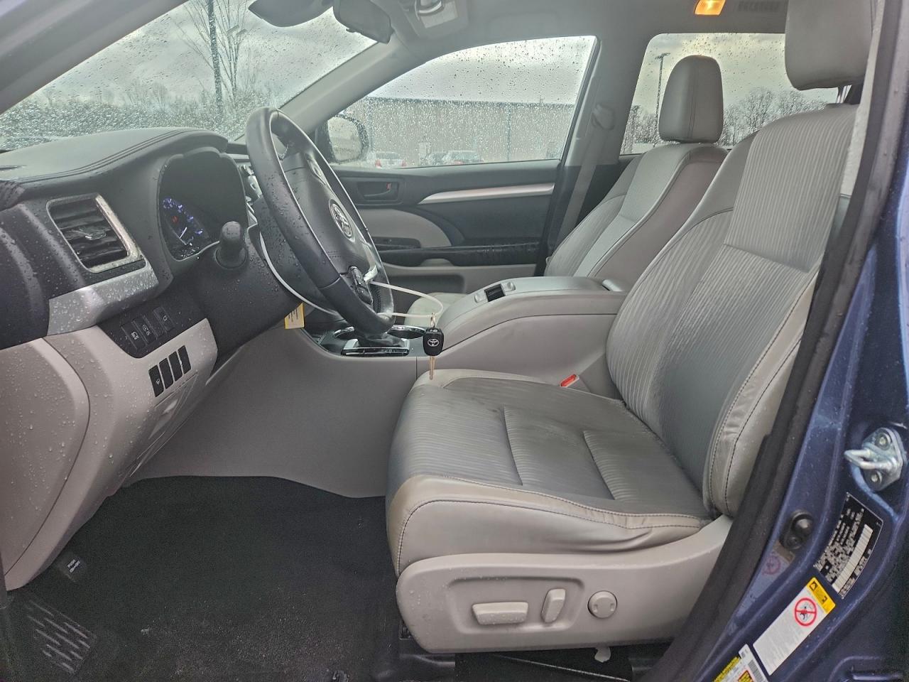 2017 TOYOTA HIGHLANDER LE photo 7