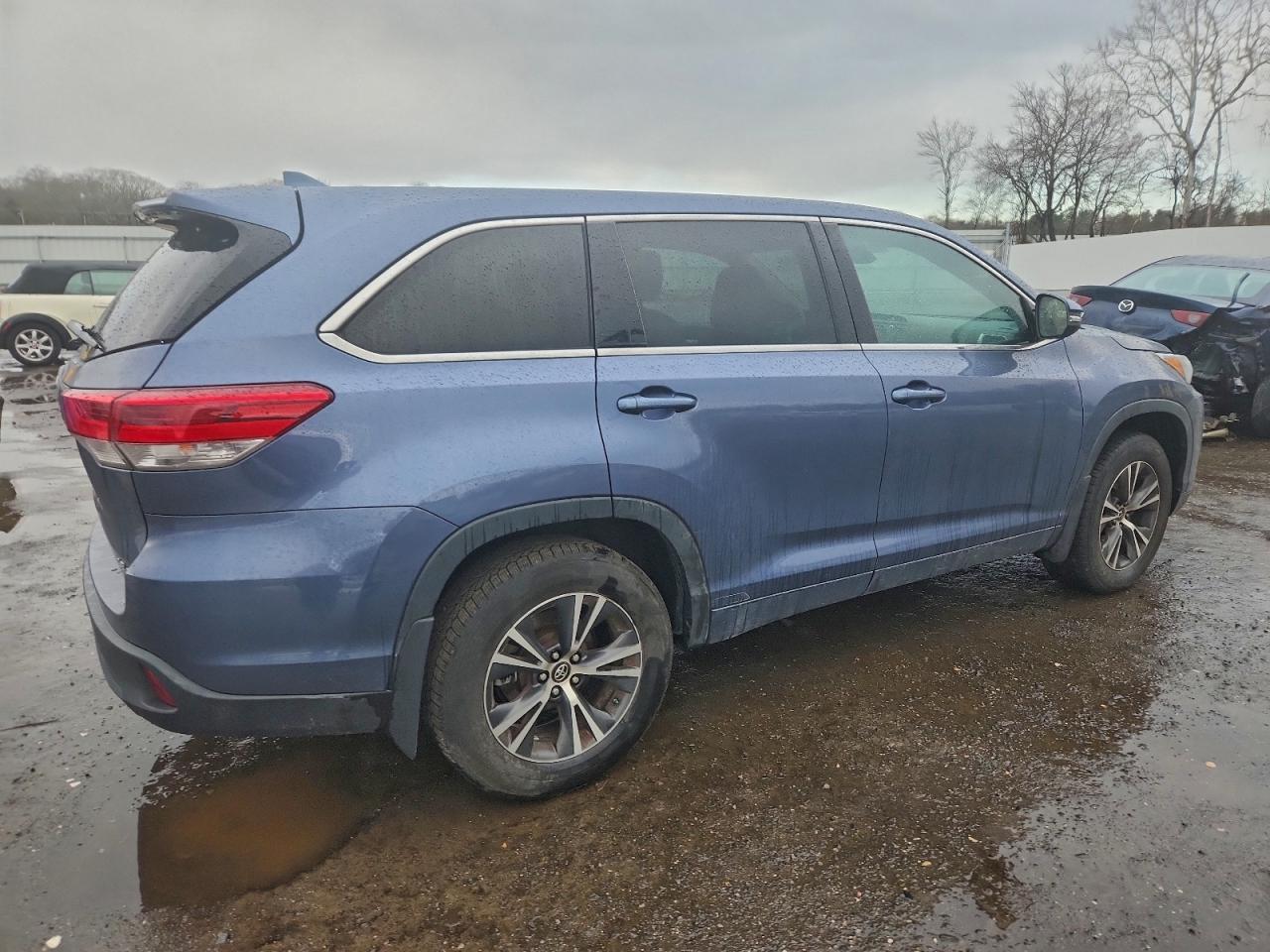 2017 TOYOTA HIGHLANDER LE photo 3