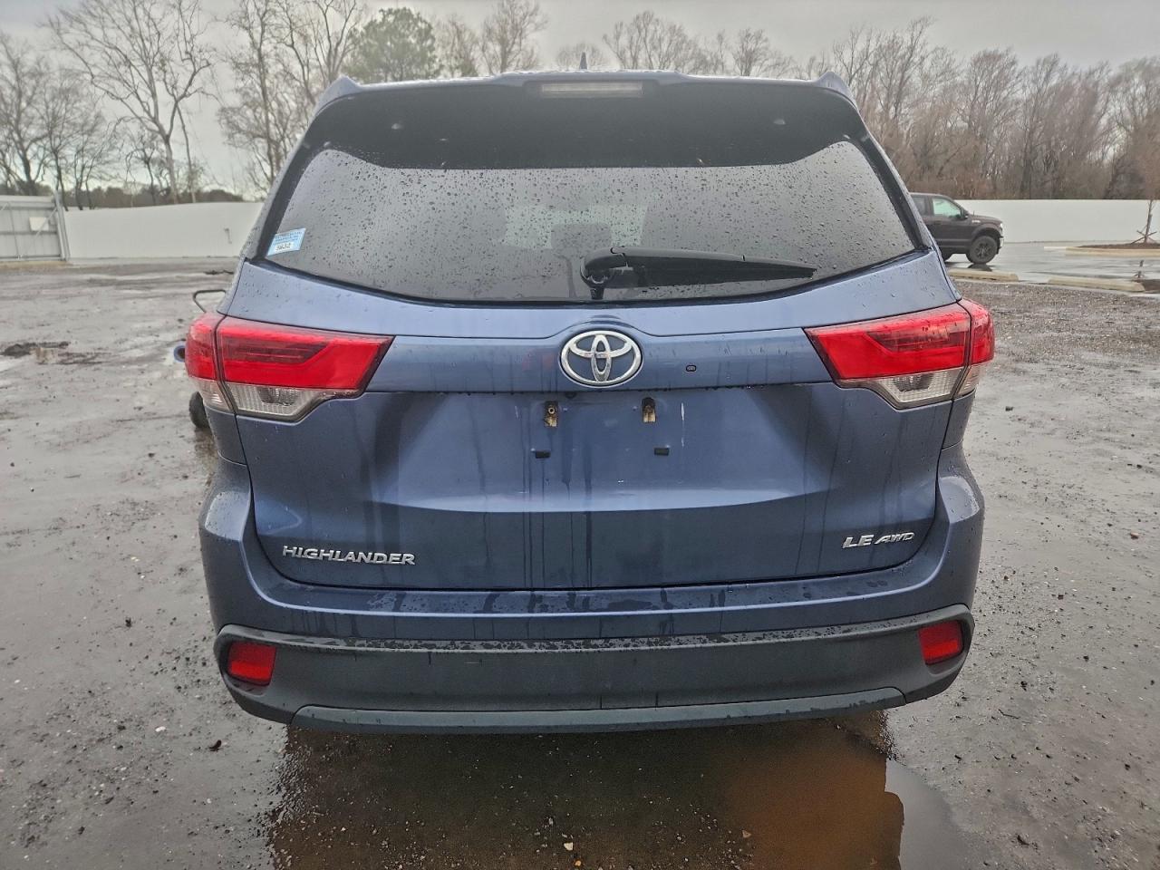 2017 TOYOTA HIGHLANDER LE photo 6