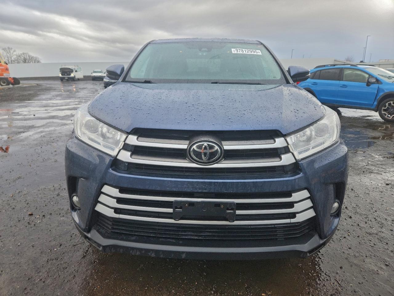 2017 TOYOTA HIGHLANDER LE photo 5