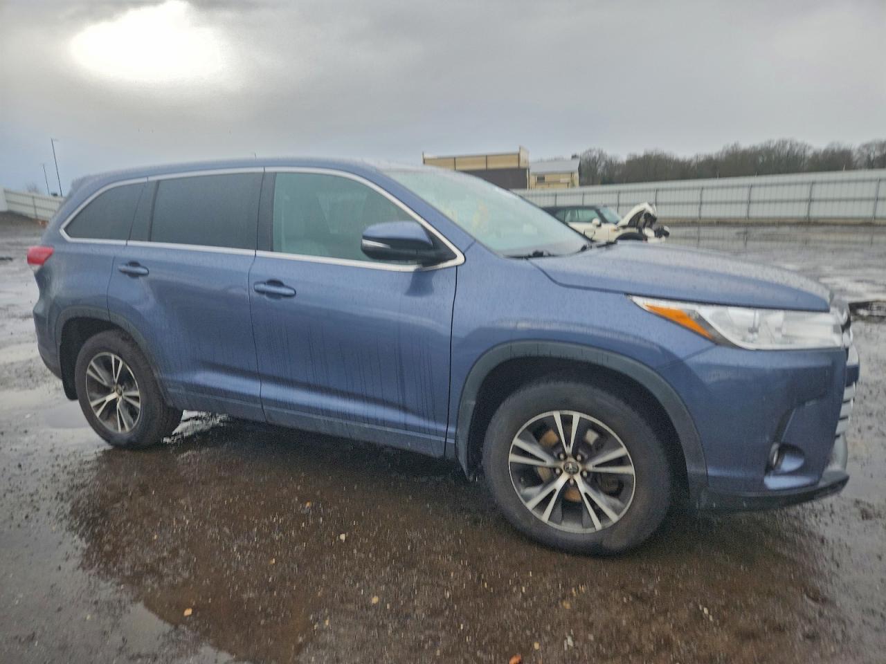 2017 TOYOTA HIGHLANDER LE photo 4
