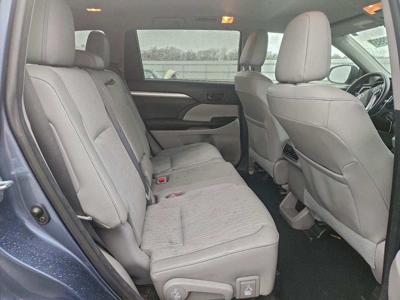 2017 TOYOTA HIGHLANDER LE photo 11