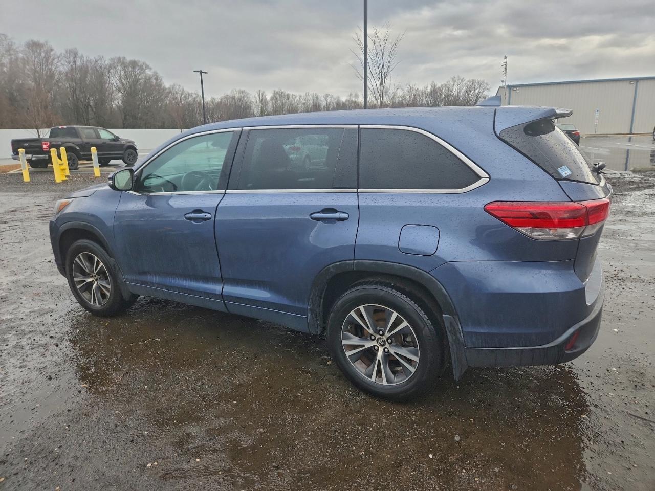 2017 TOYOTA HIGHLANDER LE photo 2