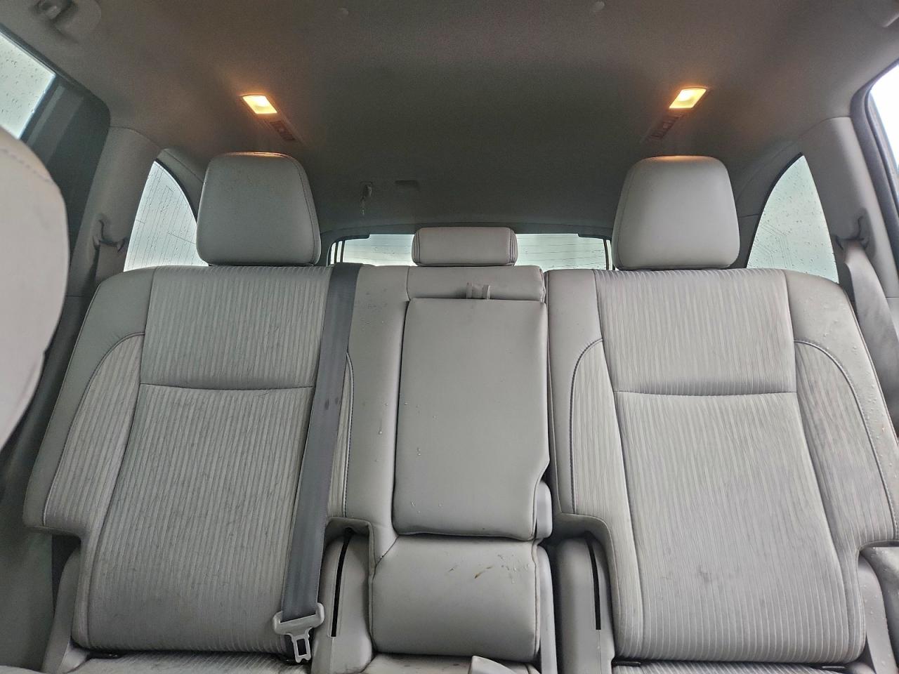 2017 TOYOTA HIGHLANDER LE photo 10