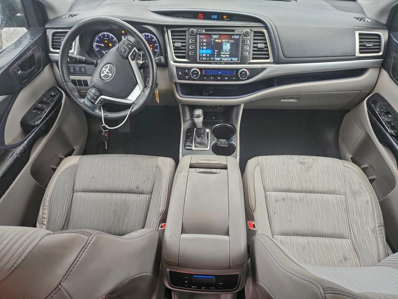 2017 TOYOTA HIGHLANDER LE photo 8