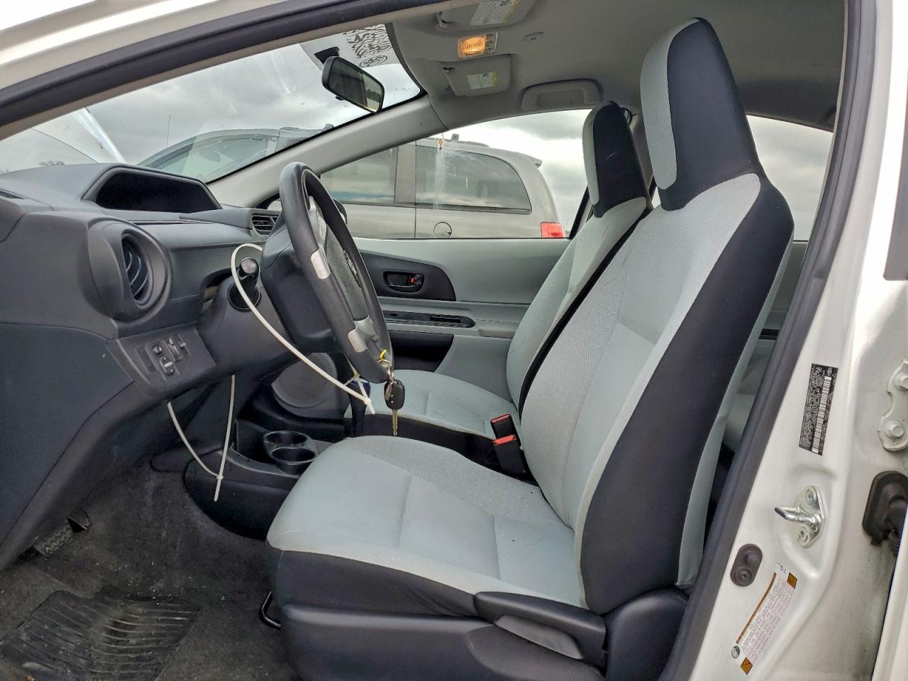 2014 TOYOTA PRIUS C photo 7
