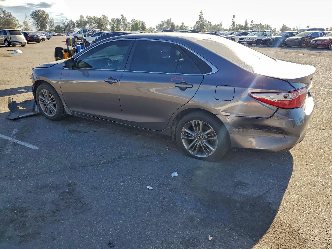 2016 TOYOTA CAMRY LE photo 3