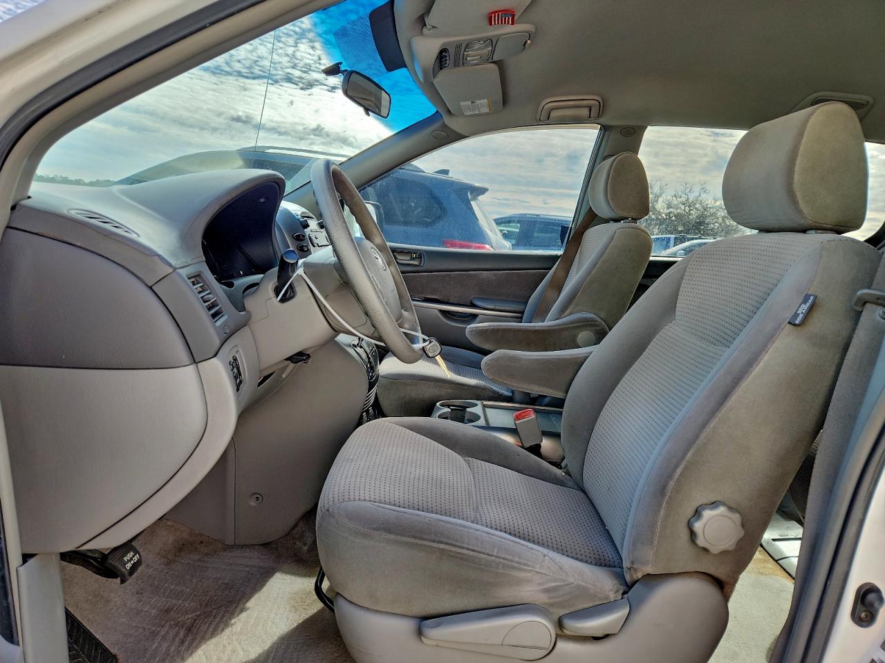 2006 TOYOTA SIENNA LE photo 7