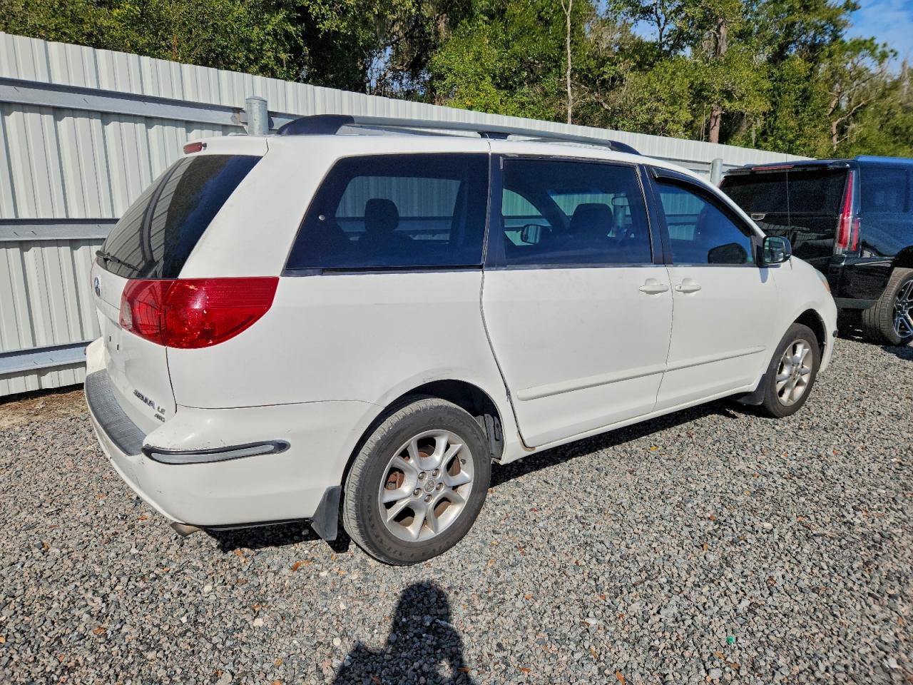 2006 TOYOTA SIENNA LE photo 3