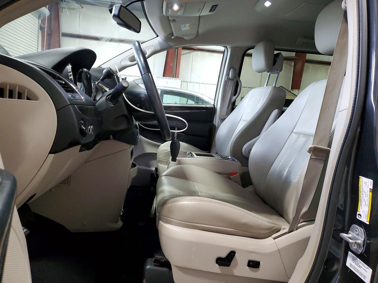 2012 CHRY TOWN & COUNTRY photo 7