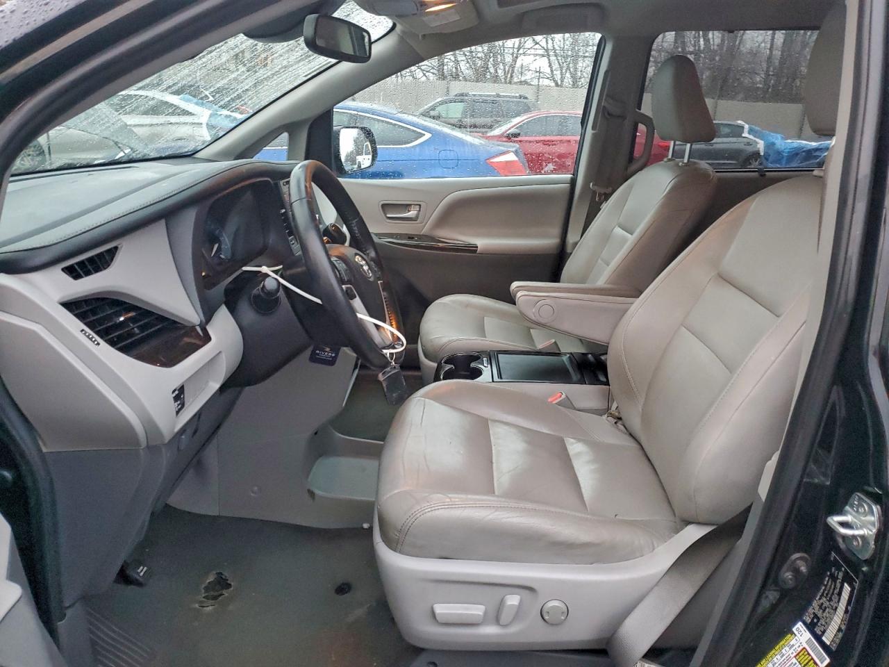 2020 TOYOTA SIENNA XLE photo 7
