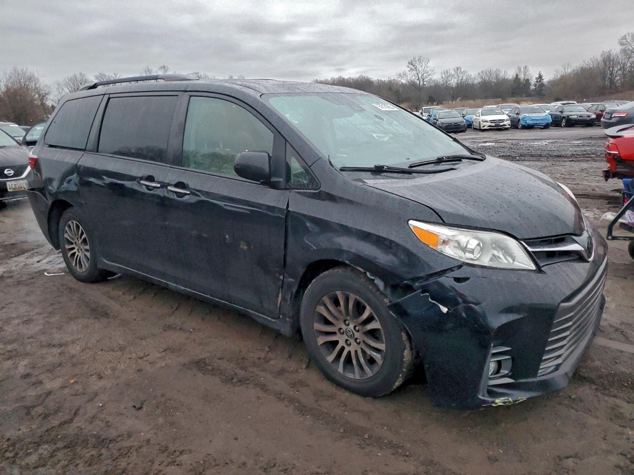 2020 TOYOTA SIENNA XLE photo 4
