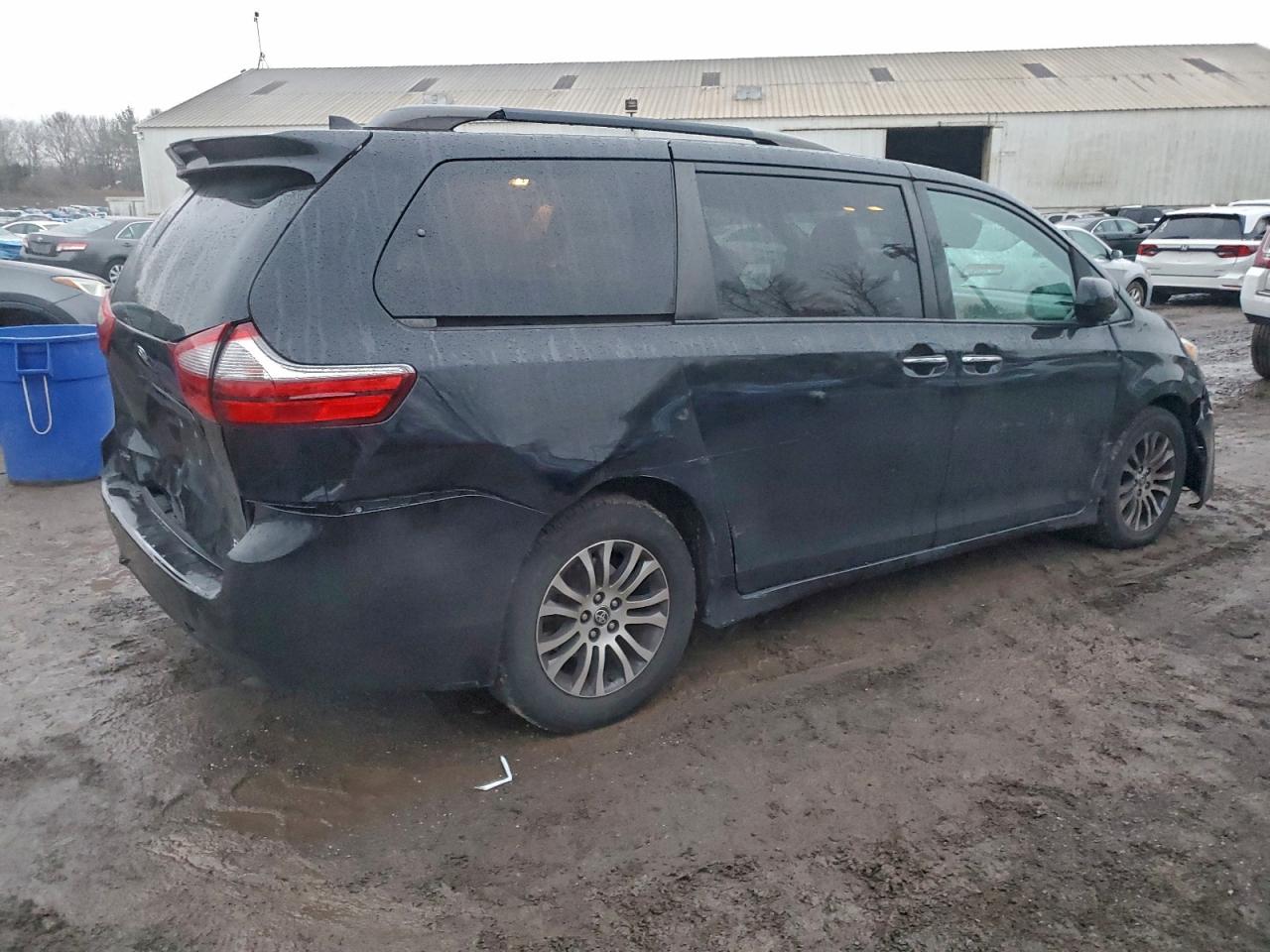 2020 TOYOTA SIENNA XLE photo 3