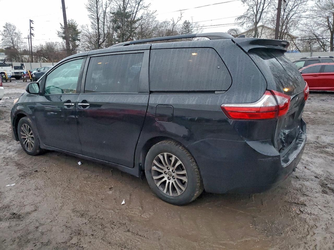 2020 TOYOTA SIENNA XLE photo 2