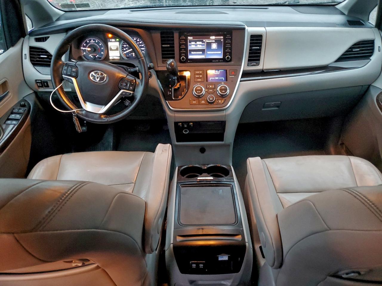 2020 TOYOTA SIENNA XLE photo 8