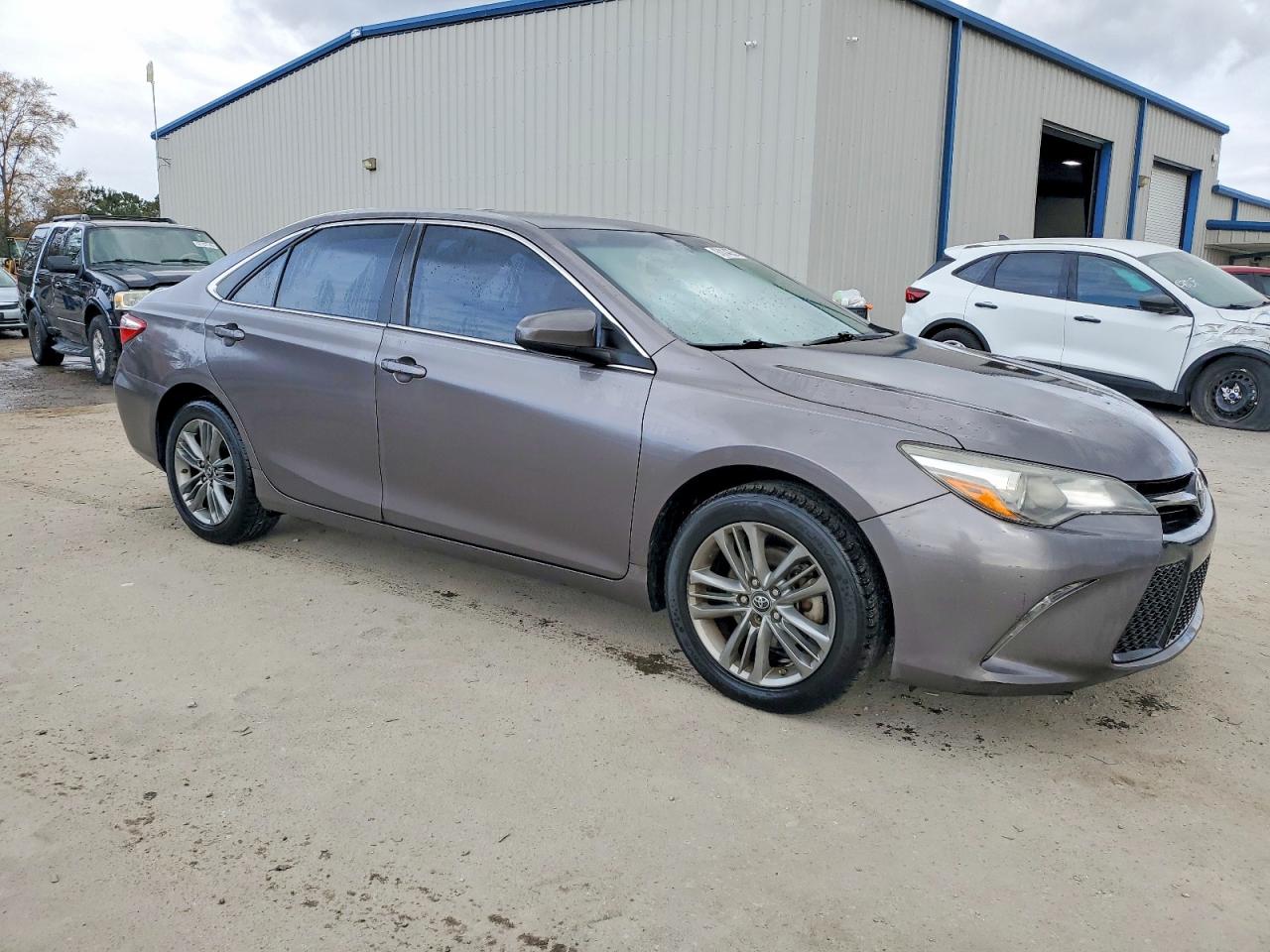 2017 TOYOTA CAMRY SE photo 4