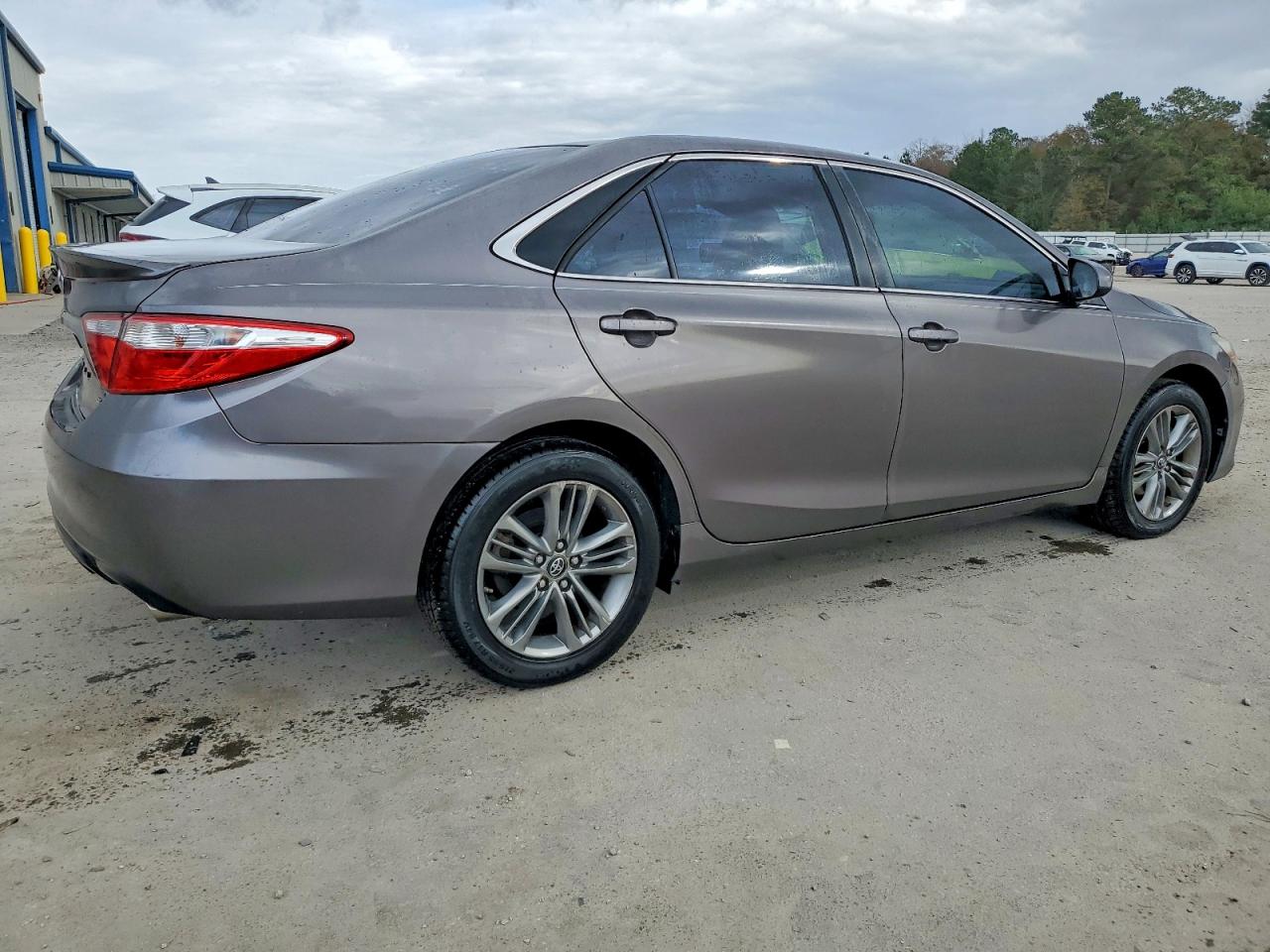 2017 TOYOTA CAMRY SE photo 3