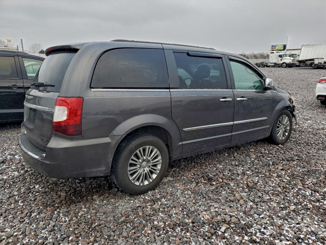2015 CHRYSLER TOWN & COUNTRY TOURING L photo 3