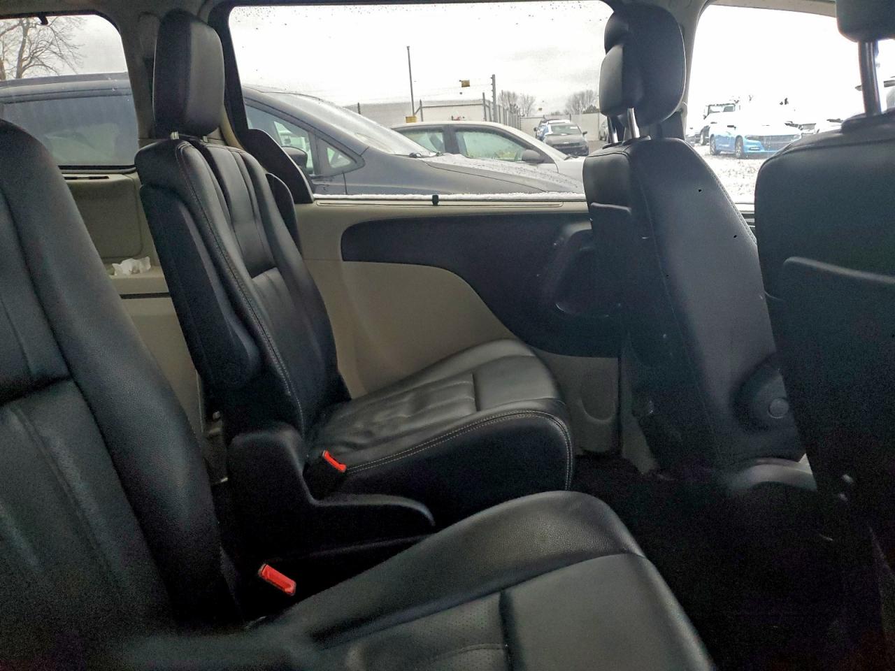 2015 CHRYSLER TOWN & COUNTRY TOURING L photo 11