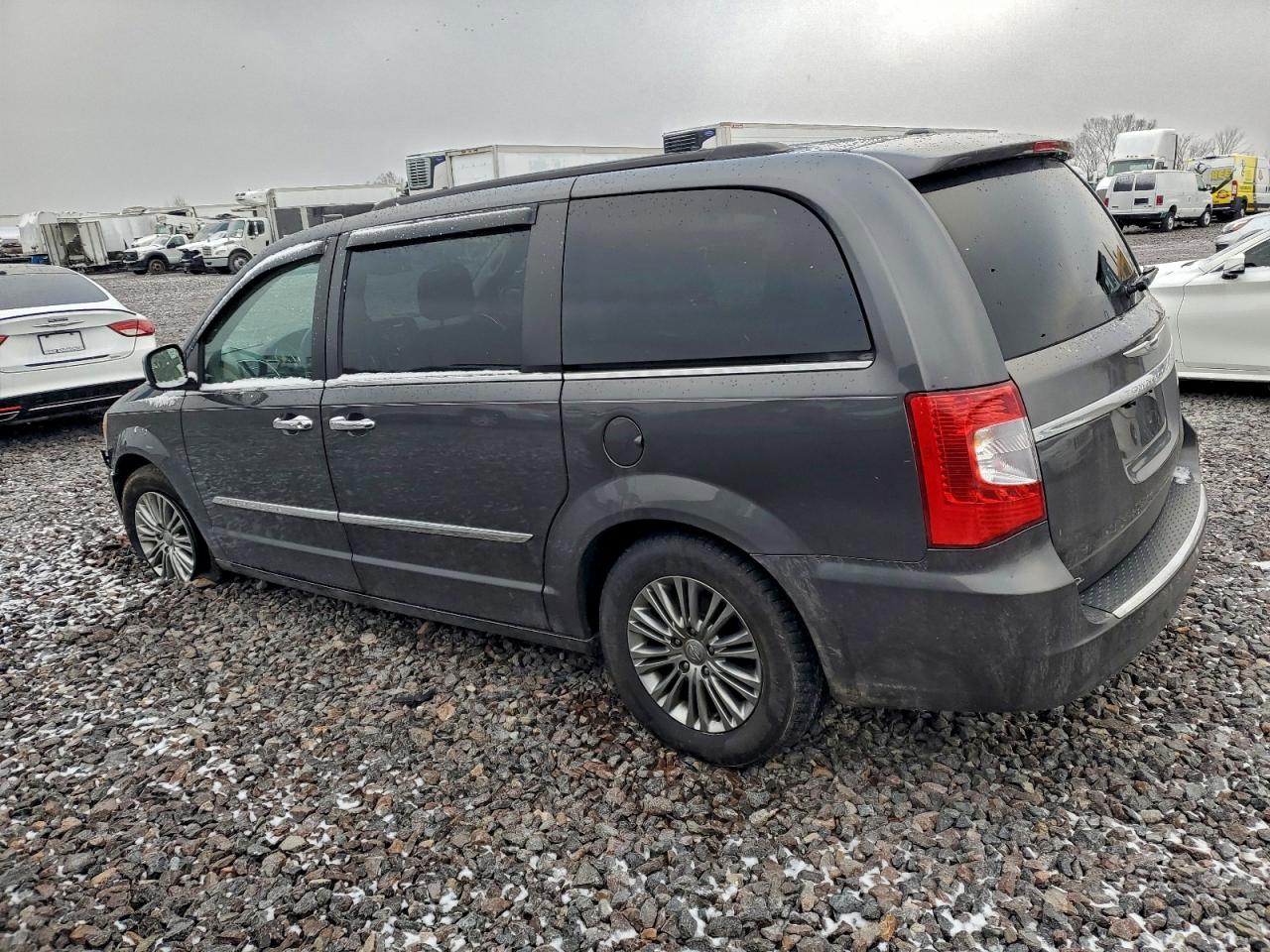 2015 CHRYSLER TOWN & COUNTRY TOURING L photo 2
