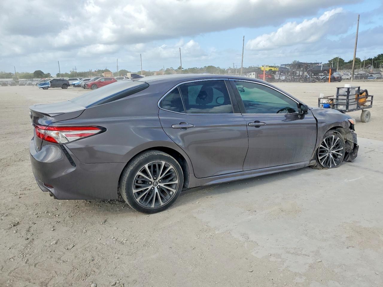 2019 TOYOTA CAMRY L photo 3