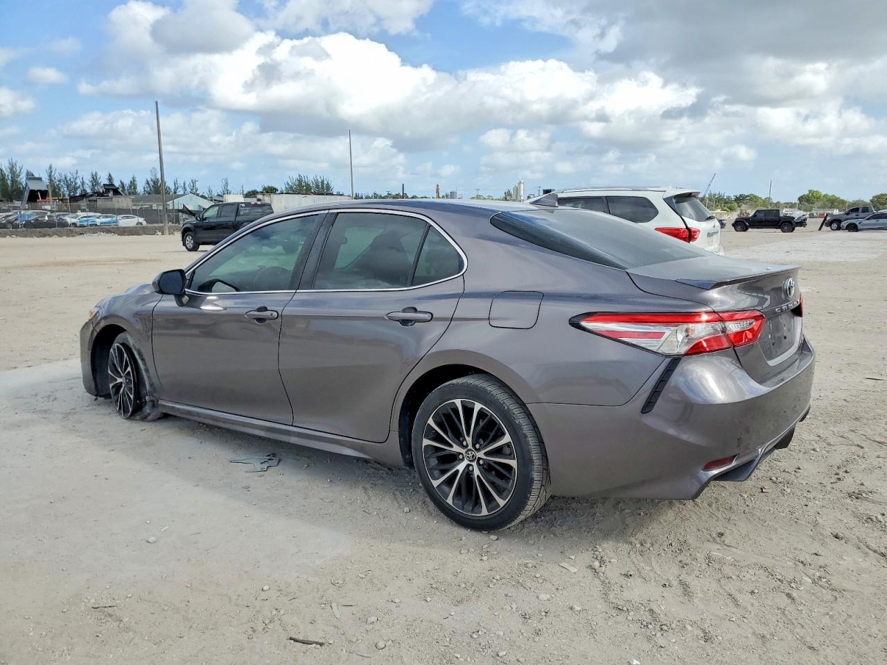 2019 TOYOTA CAMRY L photo 2