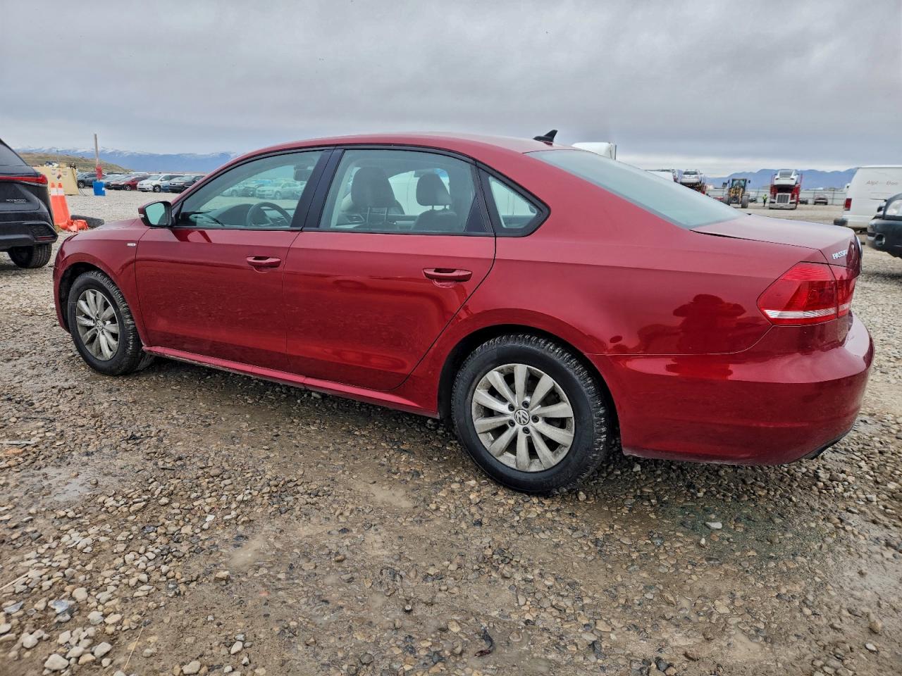 2015 VOLKSWAGEN PASSAT S photo 2