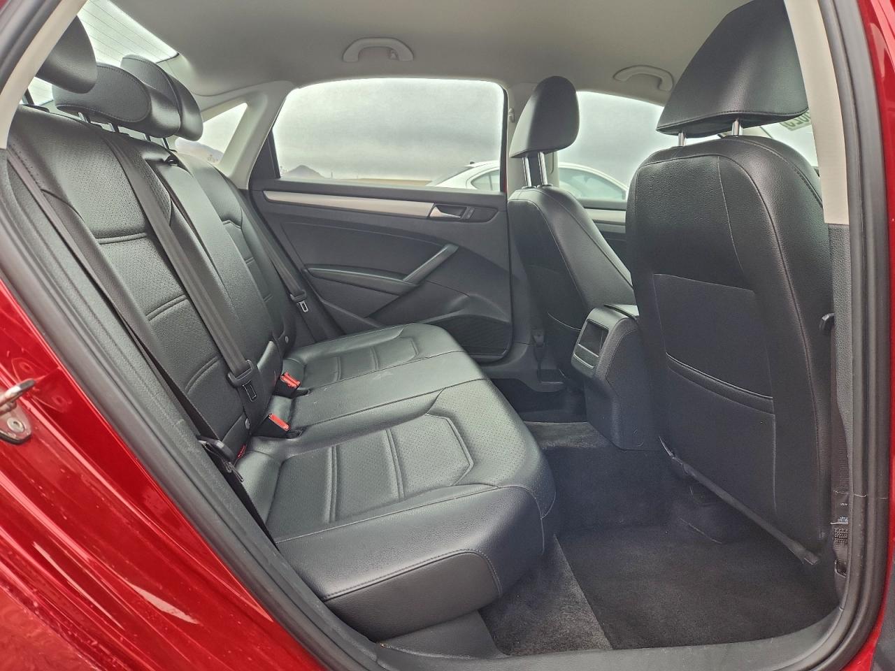 2015 VOLKSWAGEN PASSAT S photo 10