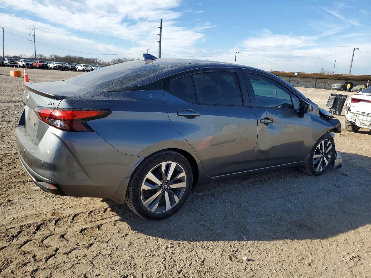 2020 NISSAN VERSA SR photo 3