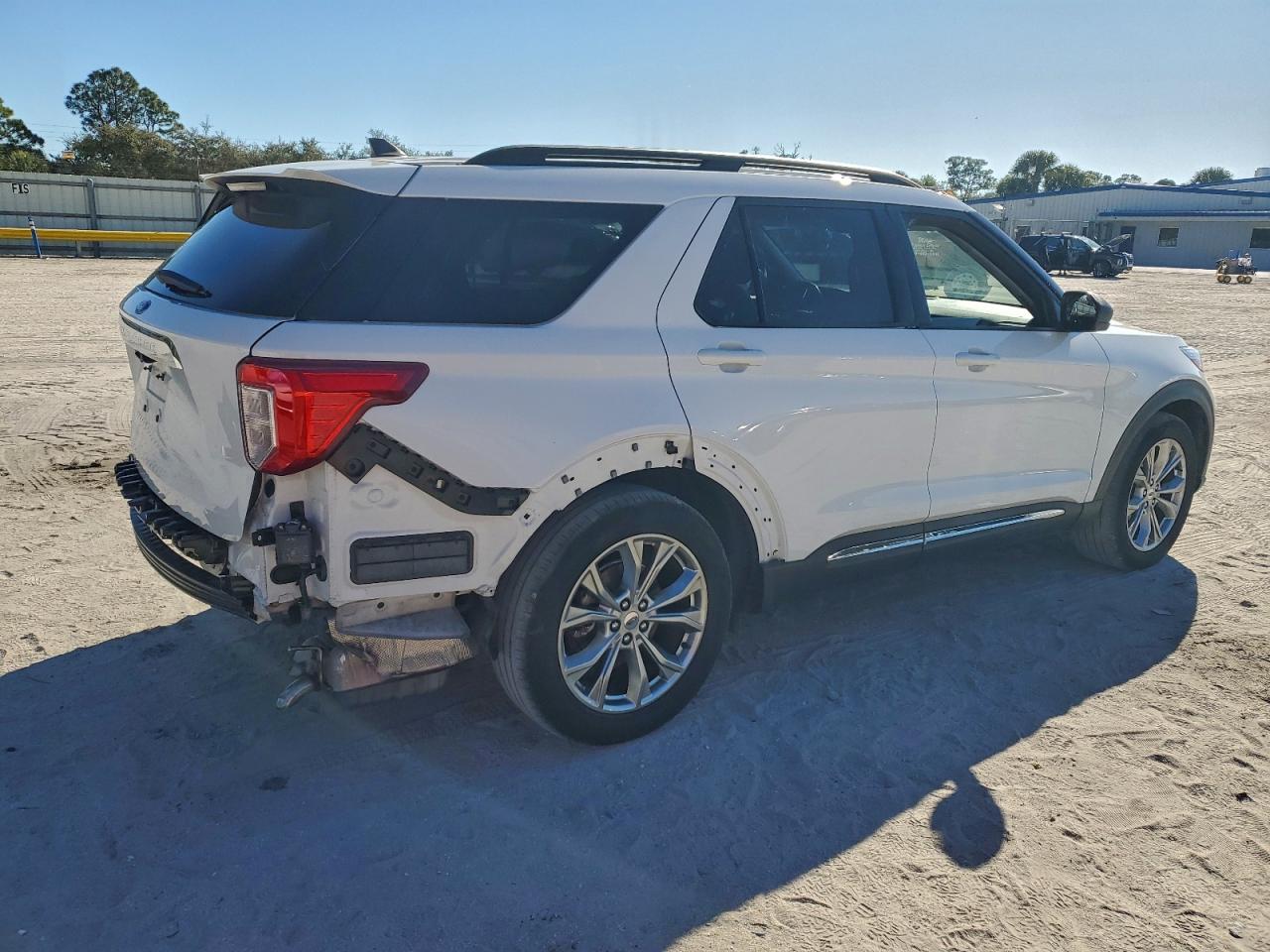 2021 FORD EXPLORER XLT photo 3