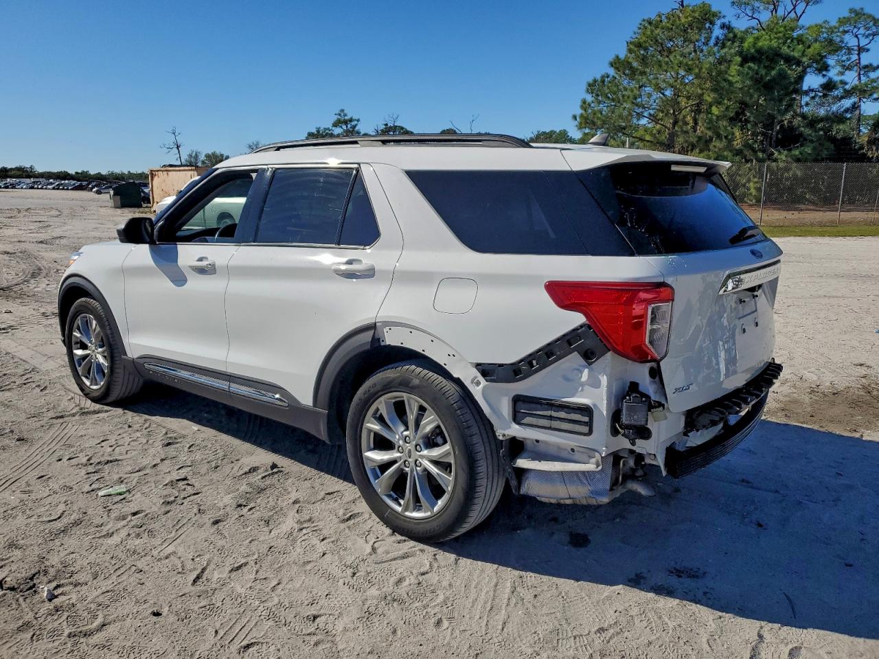 2021 FORD EXPLORER XLT photo 2