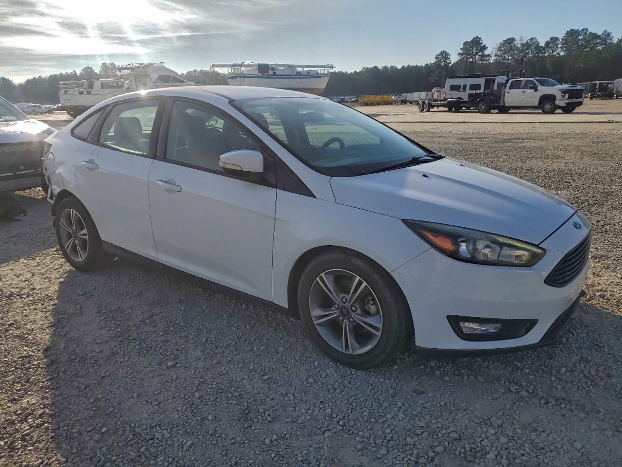2017 FORD FOCUS SE photo 4