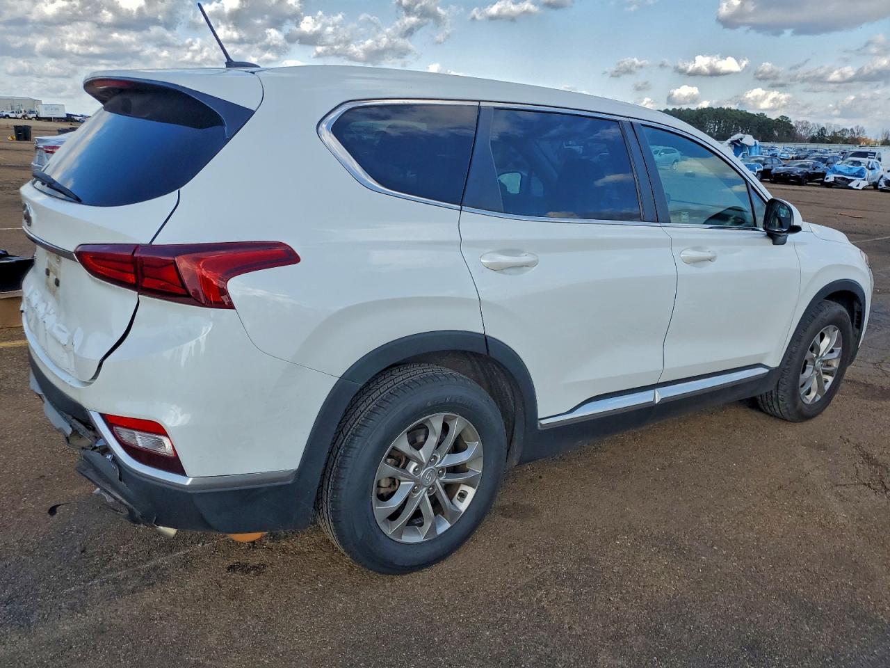 2019 HYUNDAI SANTA FE SE photo 3
