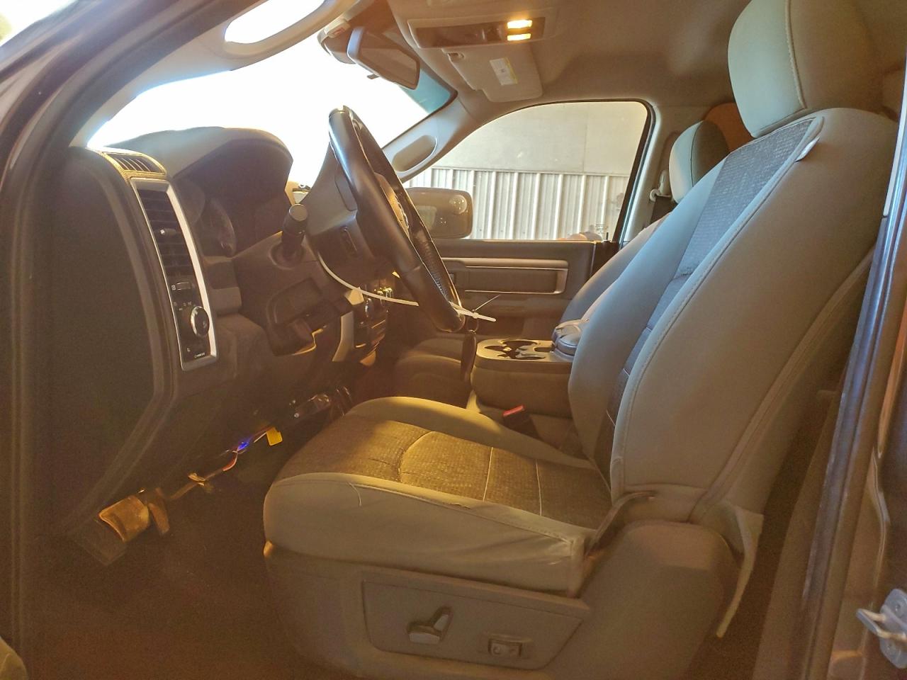 2015 RAM 1500 SLT photo 7