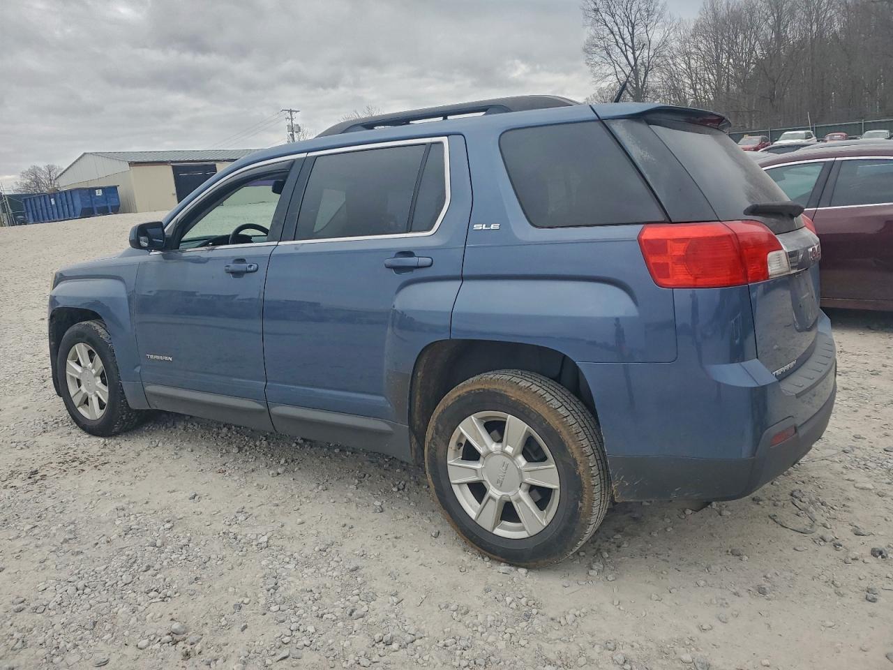 2011 GMC TERRAIN SLE photo 2