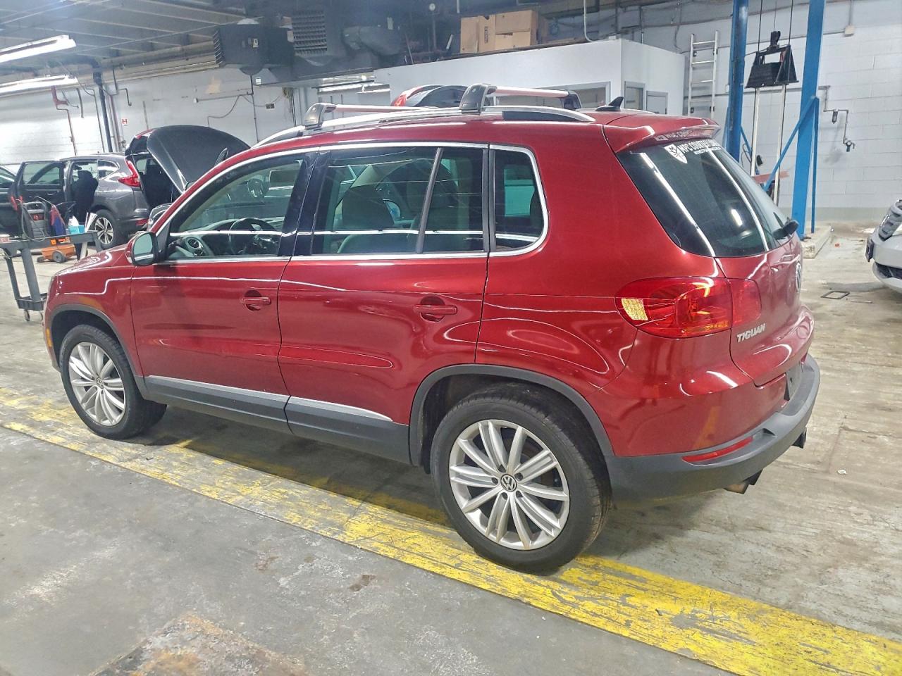 2012 VOLKSWAGEN TIGUAN S photo 2