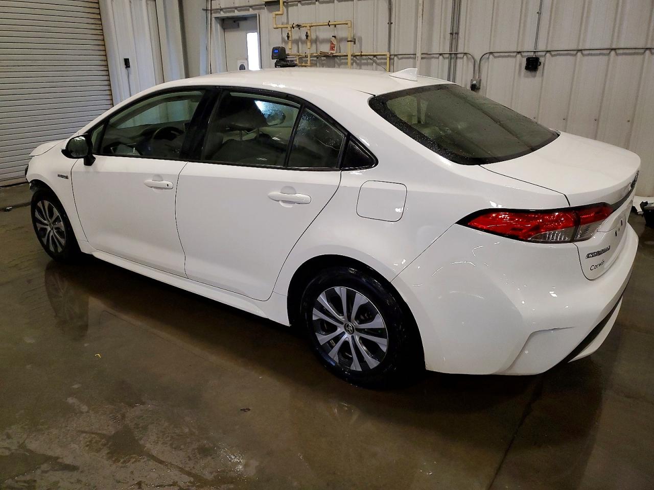 2021 TOYOTA COROLLA LE photo 2