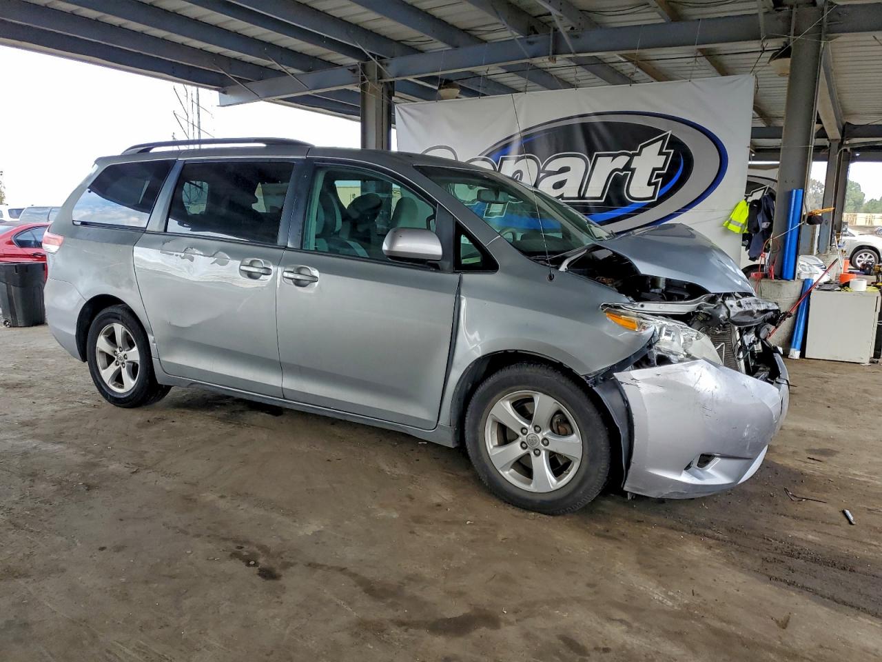 2014 TOYOTA SIENNA photo 7