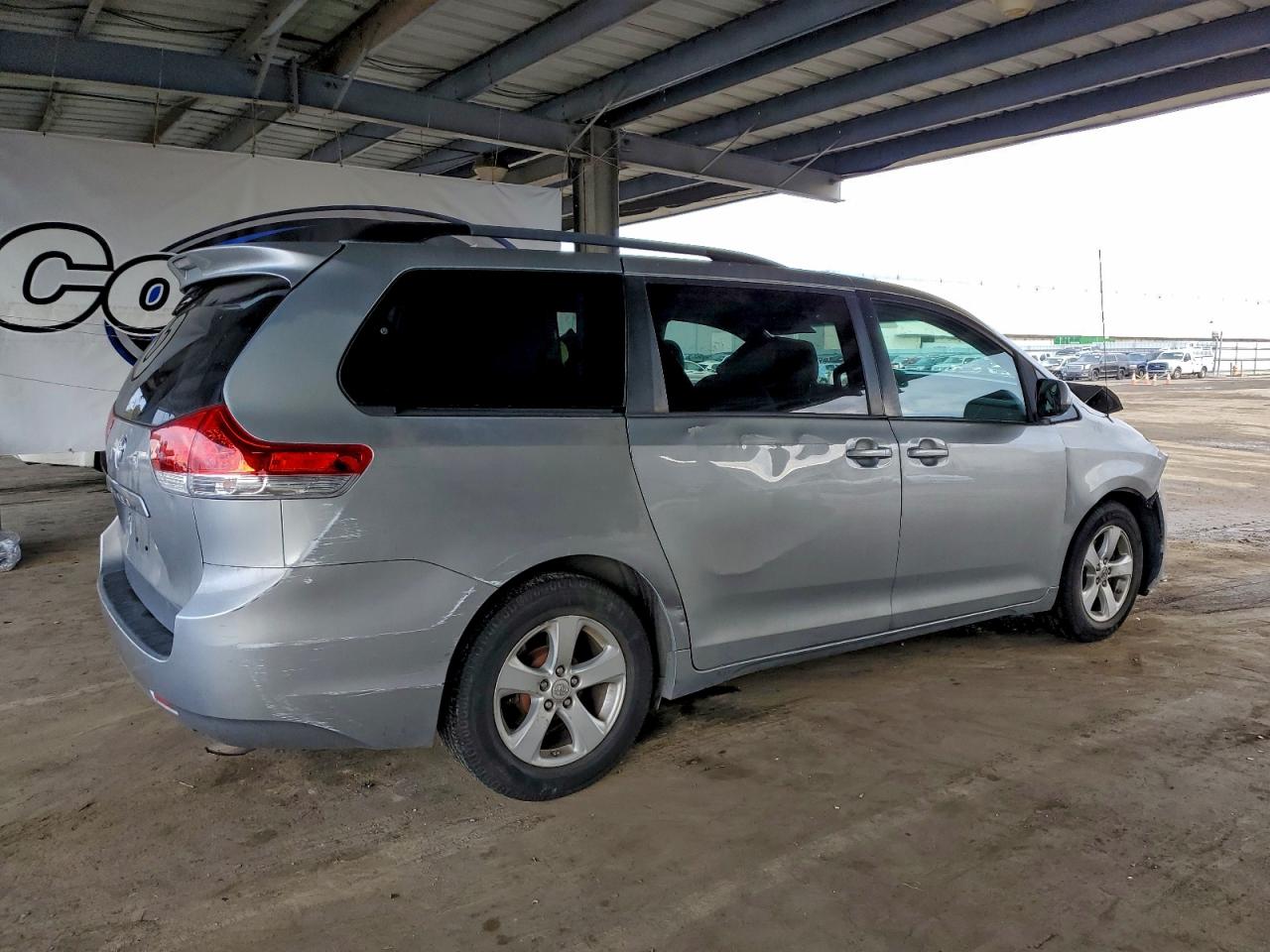 2014 TOYOTA SIENNA photo 5