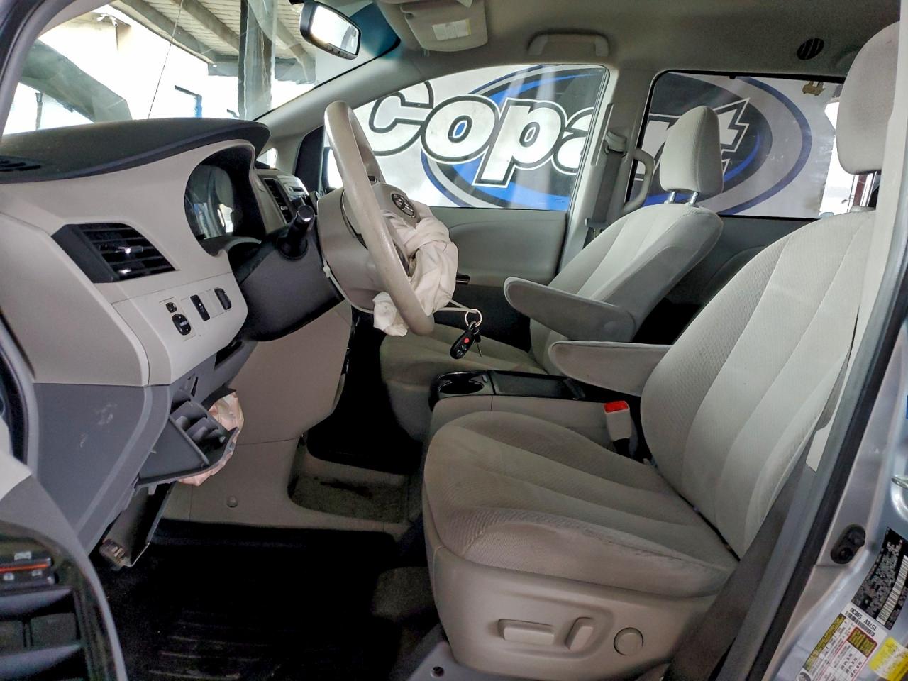 2014 TOYOTA SIENNA photo 13