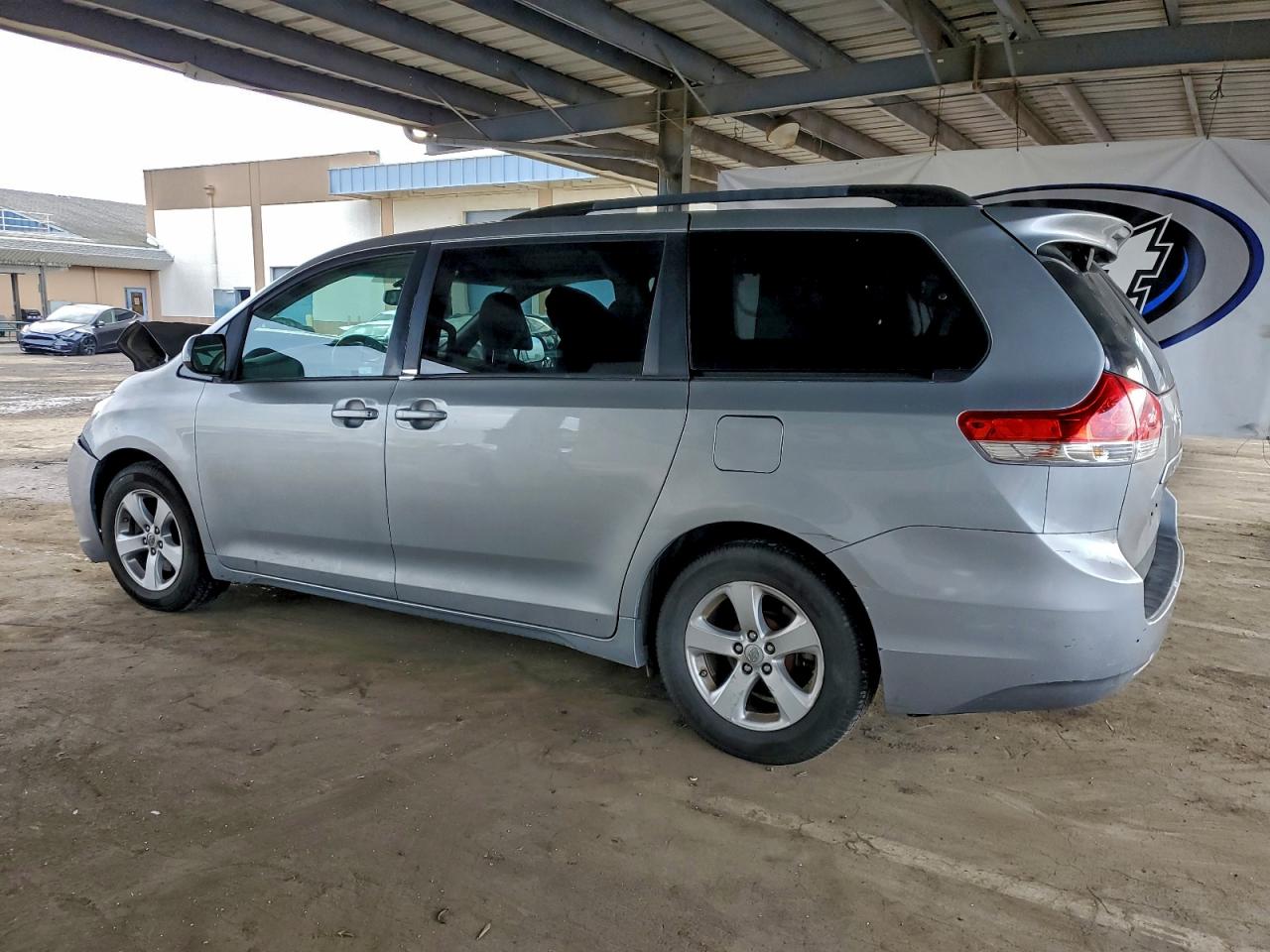 2014 TOYOTA SIENNA photo 3